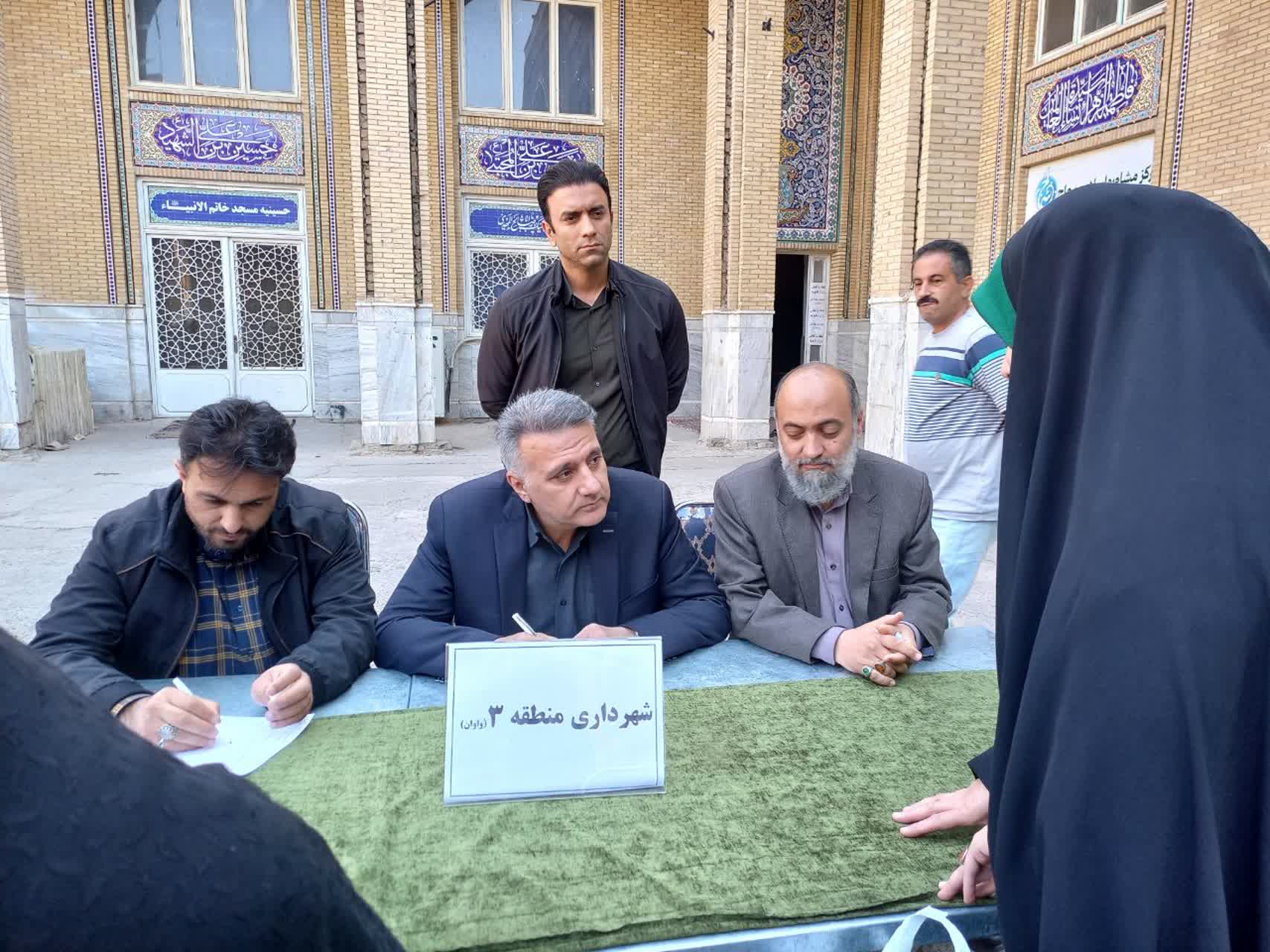 برپایی میز خدمت شهرداری منطقه سه در مصلی نماز جمعه واوان